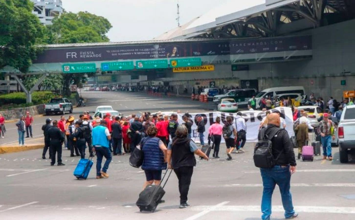 Manifestantes bloquean Aeropuerto Benito Juárez, exigen quimioterapias