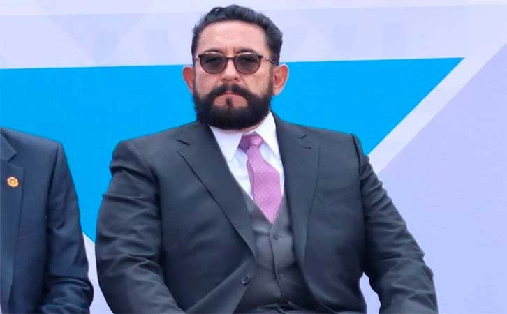 Dan “licenciatura exprés” en Derecho a Ulises Lara