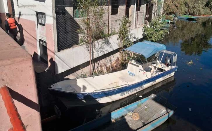Encuentran a hombre sin vida en canal de Xochimilco
