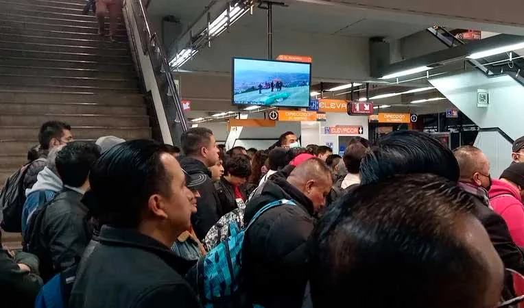 Otra vez L7 del Metro registra retrasos y falla L8