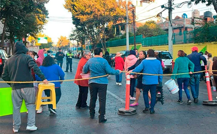 Por falta de agua, vecinos bloquean avenidas de Azcapotzalco
