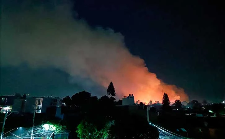 Capitalinos se ven afectados por incendio en Naucalpan, Edomex