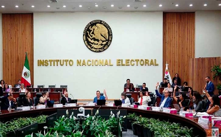 Exige INE a AMLO abstenerse de comentar en materia electoral