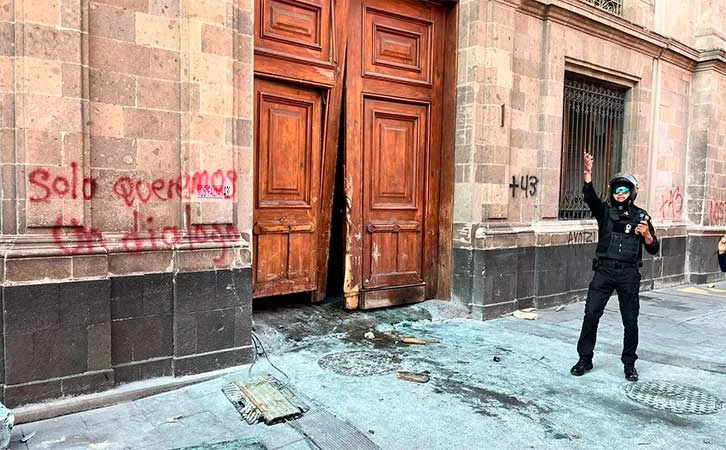 AMLO recibe con gas lacrimógeno a padres de normalistas de Ayotzinapa