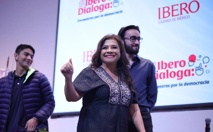 Al grito de “cómplice y asesina” reciben a Clara Brugada en la IBERO