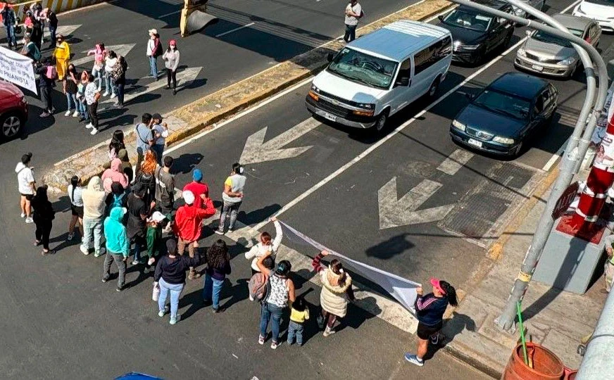 Extrabajadores del IPN reanudan protestas por revocación de contrato