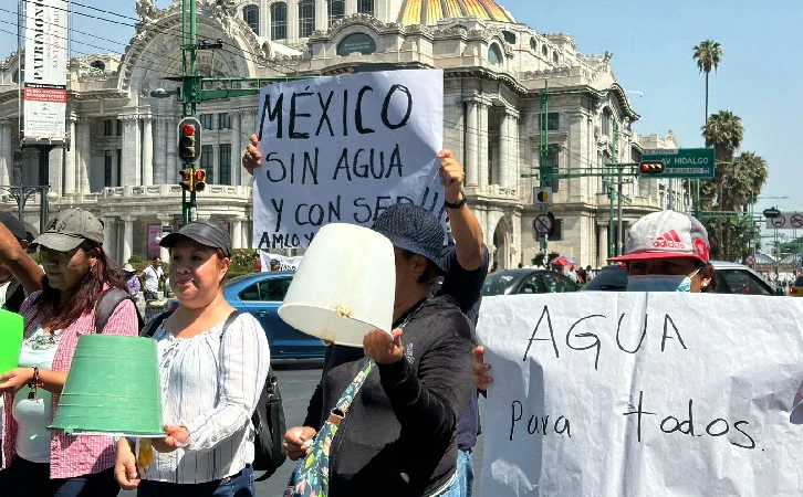 Con cubetas vacías, capitalinos demandan agua