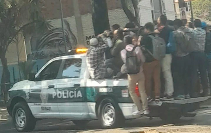 Uniformados trasladan a usuarios de la Línea 7 del Metro