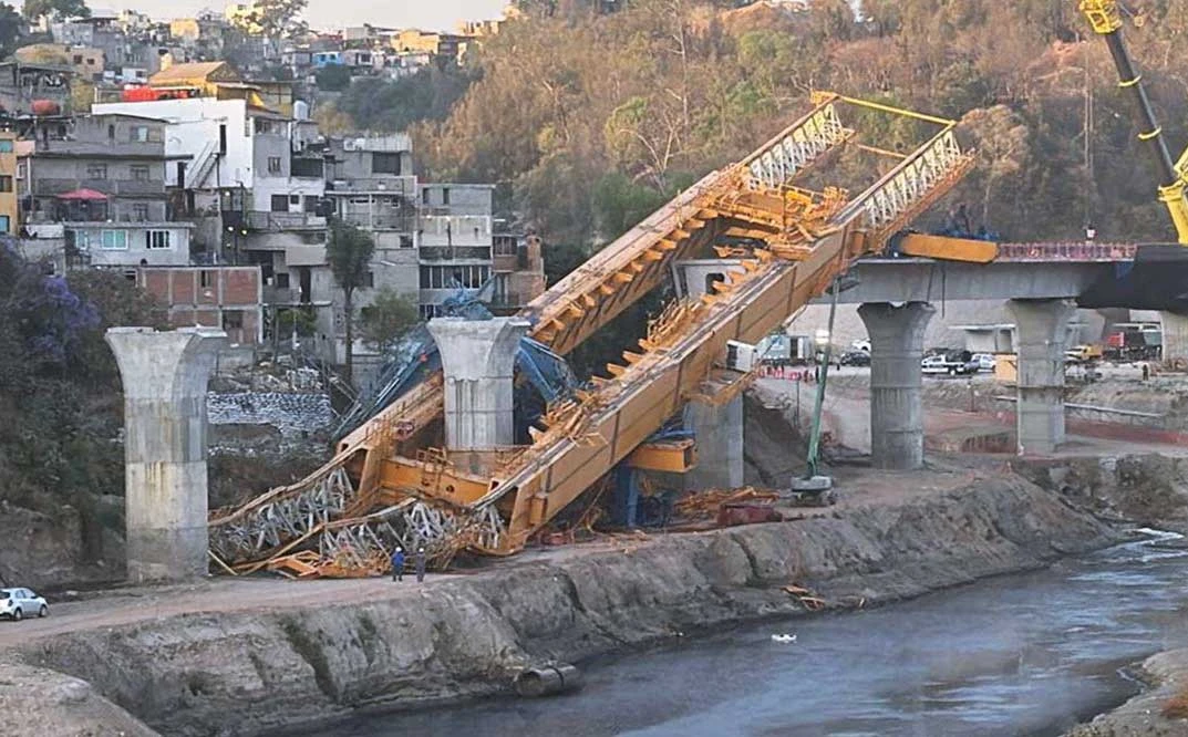 Colapsa grúa en obra del Tren Interurbano México-Toluca