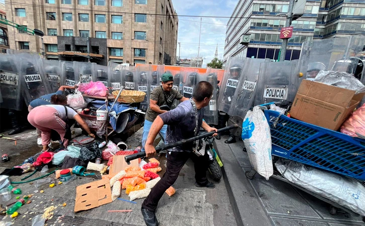Comerciantes ambulantes y policías se enfrentan a golpes en Eje Central
