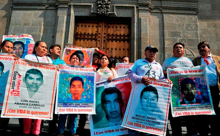 Padres de normalistas desaparecidos de Ayotzinapa se reunirán con Sheinbaum