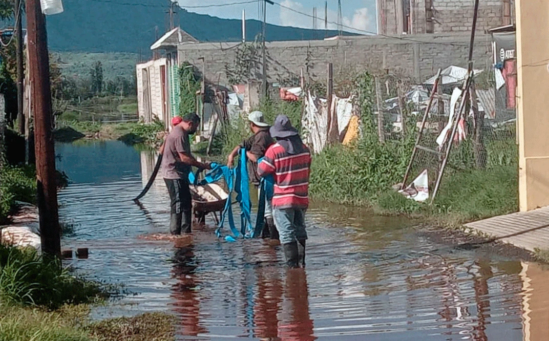 No solo en Chalco; vecinos de Tláhuac también llevan varios días bajo las aguas negras