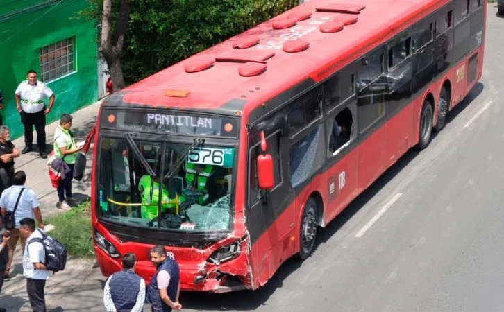 Provoca carambola Metrobús Línea 4