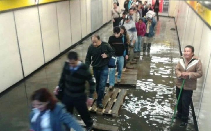 Goteras y filtraciones paralizan las líneas del Metro