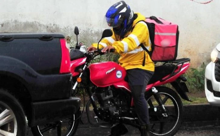 Presuntos repartidores de aplicación asaltan casas de usuarios