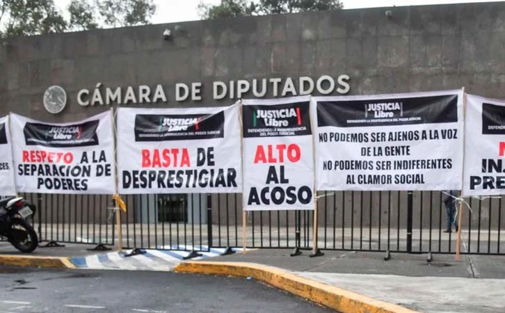 Levantan trabajadores plantón en San Lázaro