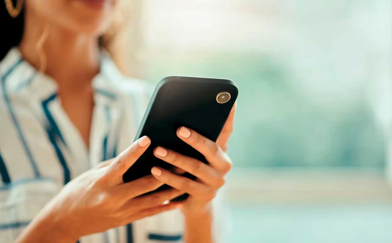 Legisladores discuten uso indebido de material digital manipulado con IA