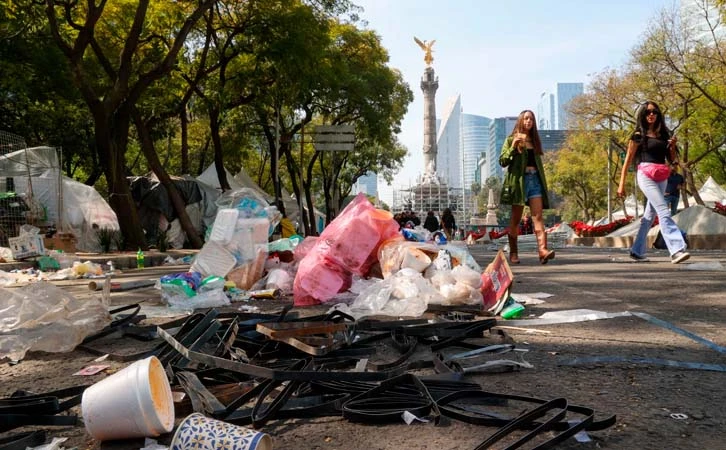 Reforma amanece inundada de basura tras presentación de Polymarchs