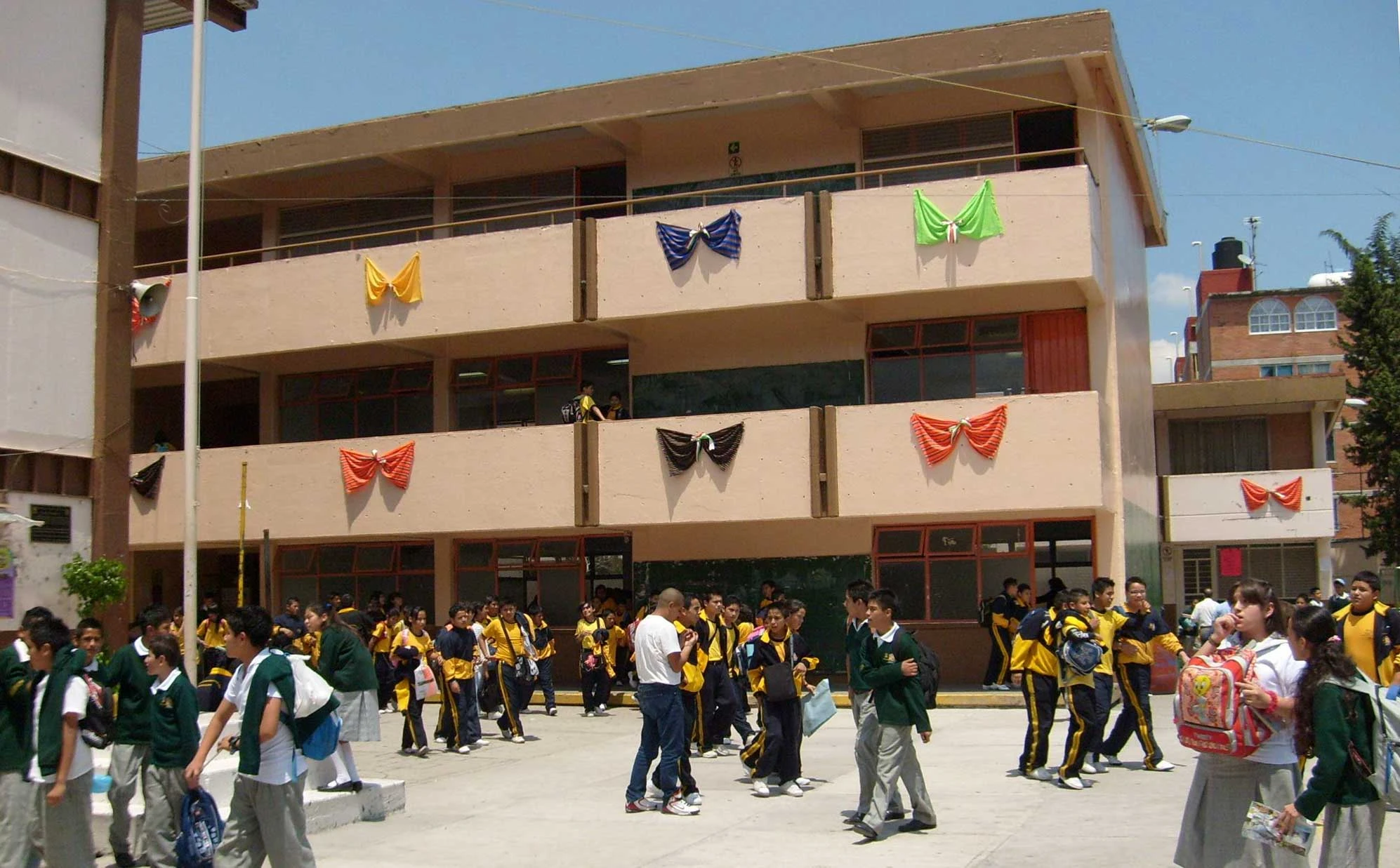Por bullying alumna es arrojada del 2° piso en escuela de alcaldía Iztapalapa