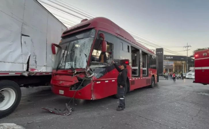 Accidente entre Metrobús y camioneta de carga deja 11 heridos