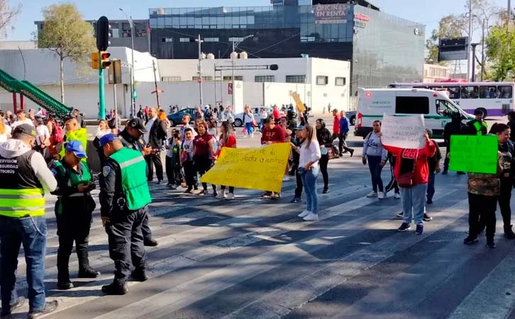 Bloquean padres de familia Insurgentes Norte
