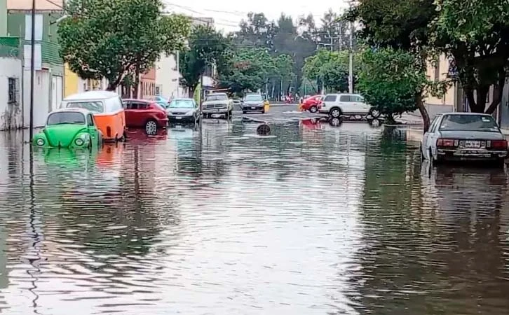 Megafuga de agua provoca inundación en alcaldía Venustiano Carranza
