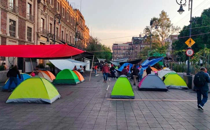 Maestros instalan plantón en el Zócalo de CDMX