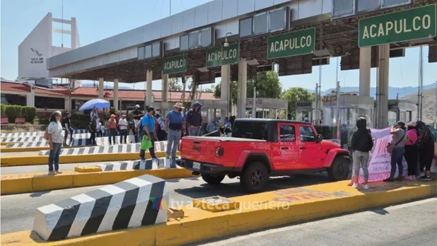 Maestros de la CNTE toman casetas de autopistas hacia la CDMX