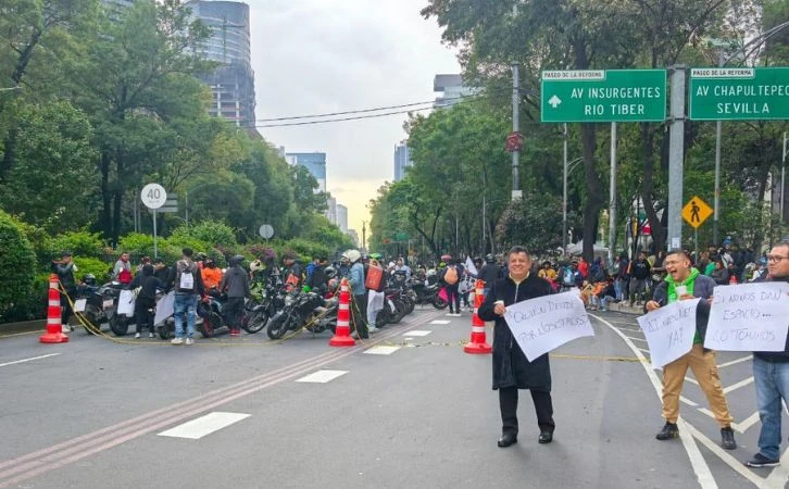 Repartidores por aplicación cierran Paseo de la Reforma en ambos sentidos