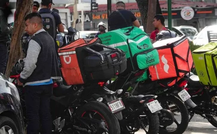 Trabajadores por aplicación retiran bloqueo en Reforma, tras 6 horas de protestas