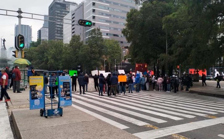 Trabajadores de Cultura bloquean Paseo de la Reforma en ambos sentidos