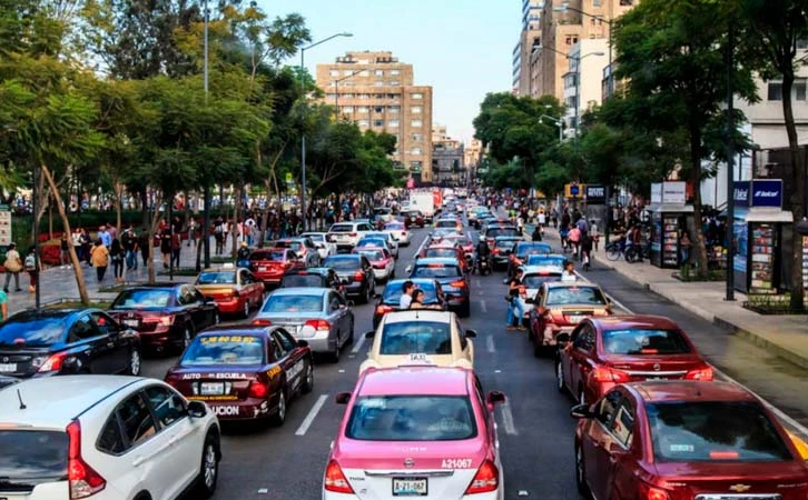 Capitalinos pierden 6 días al año atorados en el tráfico