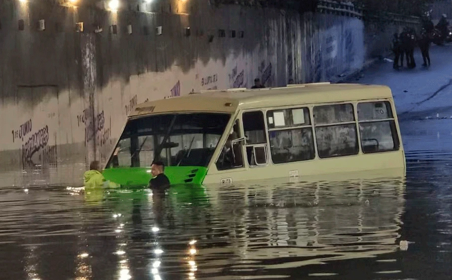 Provocan lluvias desbordamiento de río, inundaciones y autos varados en CDMX