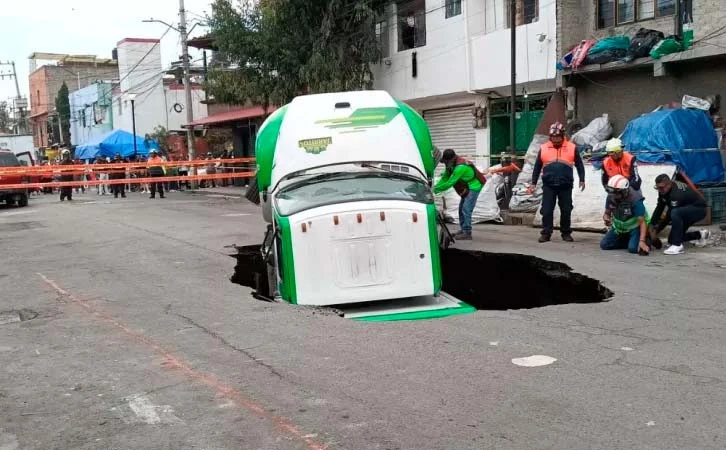 Apenas lleva 40% reparación de socavón que tragó un camión de refresco