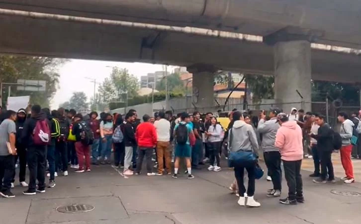 Estudiantes del politécnico bloquean Eje 3 Oriente