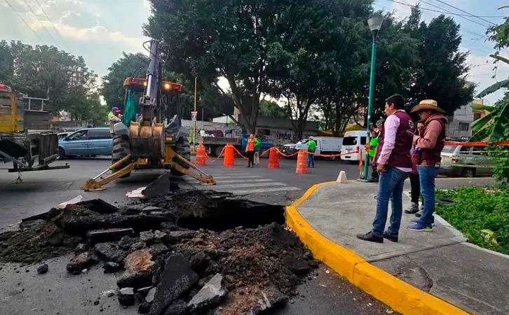 Reportan socavón de 5 metros en Escuadrón 201 en Iztapalapa