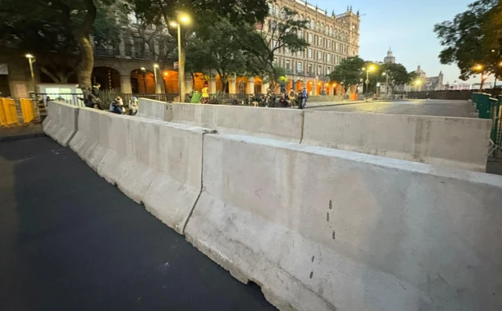 Muros de concreto bloquean accesos del Zócalo capitalino