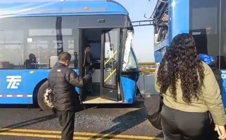 Chofer de Trolebús se duerme y choca en Santa Martha, Iztapalapa