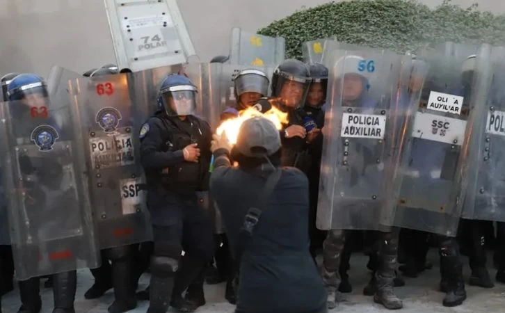 Marchas desatan violencia contra uniformados en la CDMX