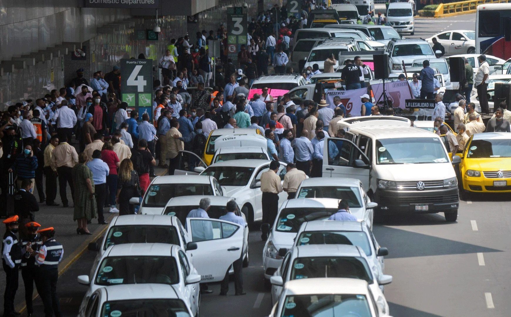 Taxistas protestan en la Terminal 2 del AICM