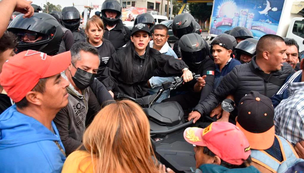 Comerciantes echan a Sandra Cuevas en su primer evento