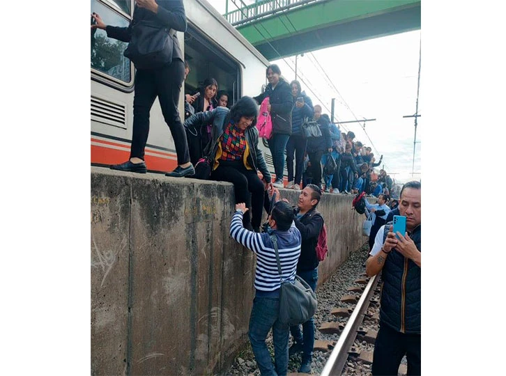Desalojan a usuarios en Metro Pantitlán por fallas en L9