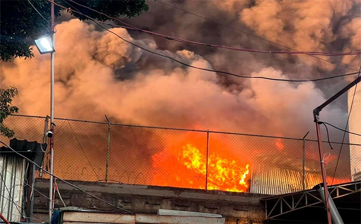 Evacúan a 700 personas por gran incendio en Plaza Oasis