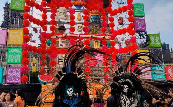 Luce megaofrenda de Día de Muertos Zócalo capitalino